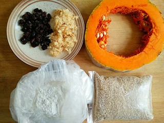 1、做饼+南瓜饼,准备食材。