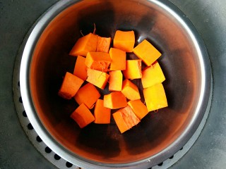 3、做饼+南瓜饼,将切好的南瓜放进容器中，上锅隔水蒸25分钟。