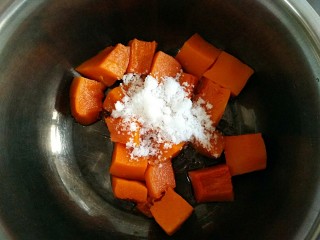 4、做饼+南瓜饼,在蒸好的南瓜中加入适量的白糖（糖量可以根据自己口味添加）。