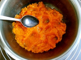 5、做饼+南瓜饼,趁热用勺子背捣成泥，趁热捣出的南瓜泥会比较细腻。