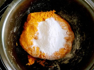 7、做饼+南瓜饼,再加入面粉。