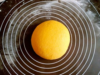 8、做饼+南瓜饼,揉成粘稠度适中的面团。