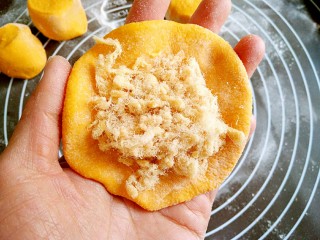 12、做饼+南瓜饼,填上肉松馅。