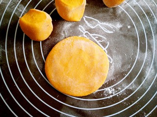 10、做饼+南瓜饼,将面剂用手掌压扁。