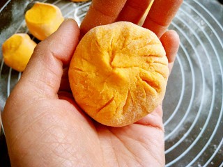 13、做饼+南瓜饼,用包包子的方法收口，捏紧。
