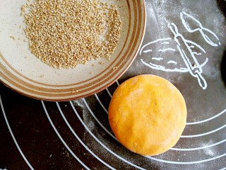 15、做饼+南瓜饼,收口朝下压扁。