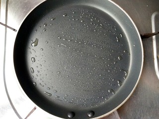 17、做饼+南瓜饼,平底锅中刷一层薄油，小火预热一下。