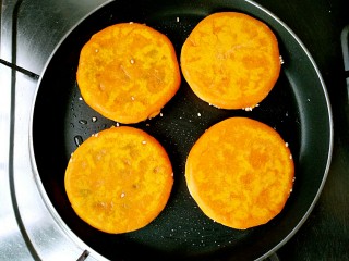 19、做饼+南瓜饼,煎至一面挺实后翻面，煎另一面。根据饼熟程度中途可以多翻面几次至全熟。