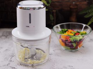 9、蒜香沙拉时蔬水果,大蒜去皮后，用绞肉机绞碎。