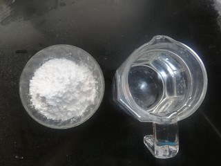 1、自制爽口凉粉,准备好食材。粉和水的比例大约为1:7左右，水少做出来的口感比较硬有韧劲，喜欢嫩滑一点的，可以按1：8或9来做。