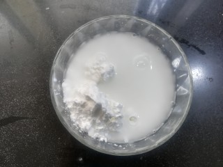 2、自制爽口凉粉,碗里倒入100克的水。