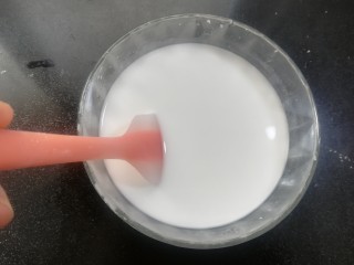 3、自制爽口凉粉,搅拌均匀。