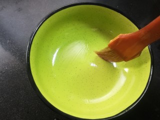 4、自制爽口凉粉,取一个碗，四壁刷上少许油。方便凉粉的倒下来。