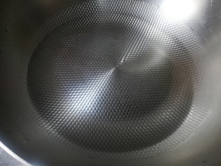 5、自制爽口凉粉,把调粉剩下的水倒进锅里。