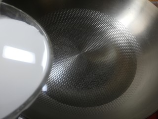 6、自制爽口凉粉,锅里的水烧开后，转小火。