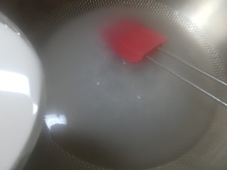 7、自制爽口凉粉,慢慢倒入调勺的淀粉水。