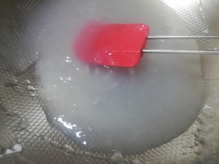 8、自制爽口凉粉,往锅里倒淀粉水的时候，用小火，搅拌的时候一定要快，淀粉水在锅的凝固速度很快，搅拌的慢，容易产生面疙瘩，影响口感。如图锅底冒密集气泡时就熟了。