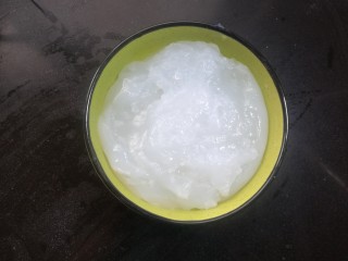 11、自制爽口凉粉,倒入抹好油的碗里，不要等凉了倒碗里，会不容易抹平。