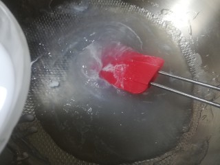 9、自制爽口凉粉,如果喜欢有韧劲一点，可以稍稍再多熬上那么几秒钟。