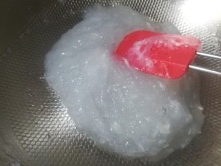 10、自制爽口凉粉,图上这份做时熬久了点，全部倒入搅拌后，用锅铲搅拌的时候，明显感觉到有阻力，倒碗里后，成型不太美观。