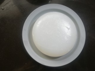 12、自制爽口凉粉,冷却后，就可以倒扣到盘里。