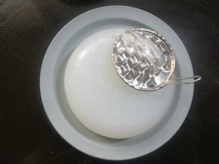 13、自制爽口凉粉,用刨子刨成细丝，也可以用刀切成自己喜欢的形状，块、条都行。