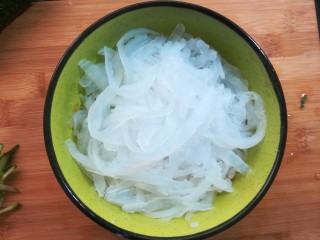 14、自制爽口凉粉,我这个刨的长长短短，有粗有细，手艺不够精，哈哈。