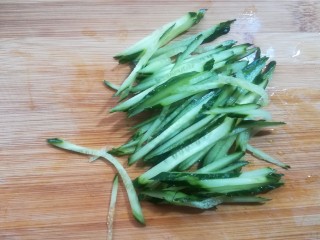 15、自制爽口凉粉,凉粉做好了，我们现在来准备配料。自已可以随意搭配食材。有啥用啥吧，黄瓜切丝。