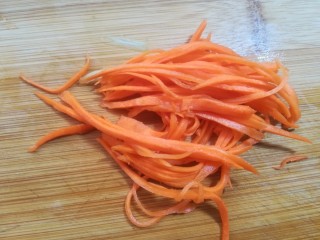 16、自制爽口凉粉,胡萝卜切丝。