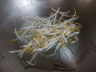 17、自制爽口凉粉,绿豆芽放锅中焯烫一下。