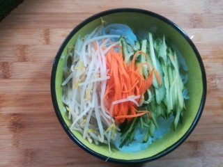 18、自制爽口凉粉,放在凉粉上，或垫在凉粉底下。