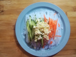 19、自制爽口凉粉,喜欢吃蒜的，多放些蒜蓉，杀菌又开胃，爱辣的也可以放些辣椒面，用热油浇一下，口感更丰富。