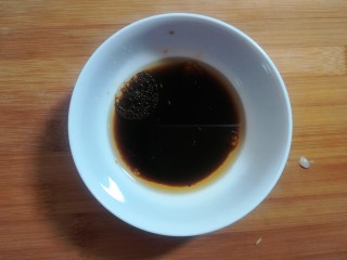 20、自制爽口凉粉,取一个小碗，倒入生抽，醋，芝麻油等。喜欢吃辣的人，可以调一些辣椒酱。