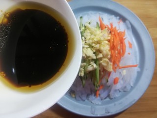 21、自制爽口凉粉,把调好的酱汁，浇在凉粉上。