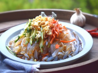 22、自制爽口凉粉,爽滑Q弹的凉粉，搭配新鲜的蔬菜，开胃的酱汁，好吃且不贵。