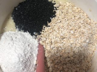 5、减肥利器——香蕉燕麦棒,最后加入低筋面粉，鸡蛋