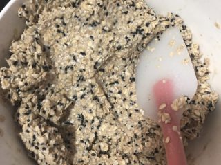 6、减肥利器——香蕉燕麦棒,所有材料混合均匀后倒入铺好油纸的烤盘