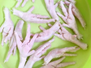 1、泰式柠檬酸辣鸡爪,鸡爪一斤,买回来后放入水中泡一个小时,中间换几次水,这样泡好的鸡爪做出来颜色更完美。