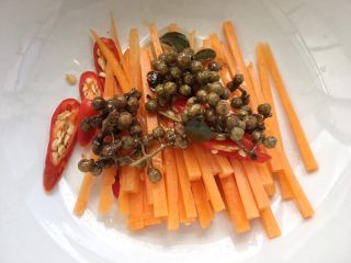 12、泰式柠檬酸辣鸡爪,添加花椒油,我放了一些自己做的花椒油,把花椒粒也捞一些放进去。