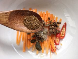 14、泰式柠檬酸辣鸡爪,再添加胡椒粉,以上量多少可以按照自己喜好定夺。