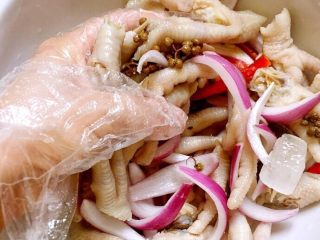 17、泰式柠檬酸辣鸡爪,洋葱一起放入碗中,带上一次性手套,鸡爪柠檬汁,调料一起码味(揉搓均匀,让其入味),然后继续放柠檬汁和盐,看看够不够味道,自己慢慢试,慢慢调,调到自己喜欢的味道就可以了!