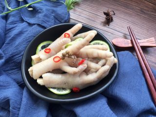 19、泰式柠檬酸辣鸡爪,柠檬酸味很正宗,非常棒!