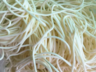 1、云吞面,买云吞皮时顺便买点面条