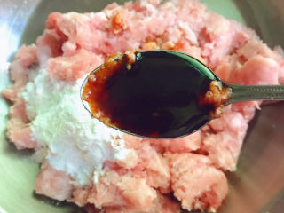 6、云吞面,放入两勺味极鲜酱油、盐、香油、料酒