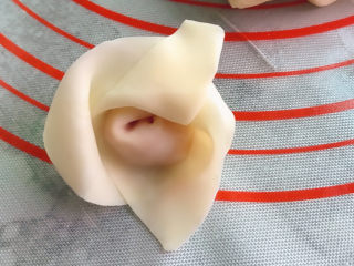 11、云吞面,右边云吞皮抹少许清水，左右粘在一起（不知道怎么形容了(^-^)）