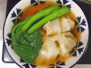 22、云吞面,放入菜心