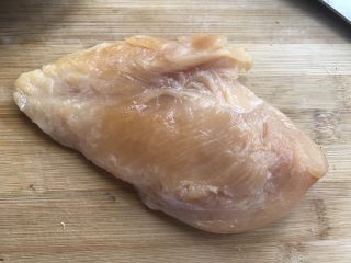 1、少油减脂菜，彩蔬鸡肉盏,鸡胸肉洗净。