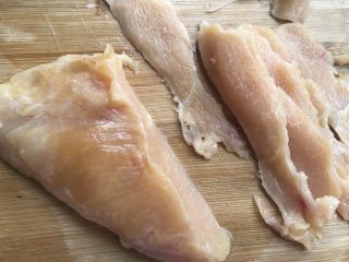 2、少油减脂菜，彩蔬鸡肉盏,切长条薄片，太软就稍微冷冻再切。