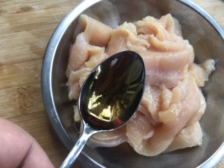 3、少油减脂菜，彩蔬鸡肉盏,切好的鸡肉放入小碗，加入料酒。