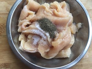 4、少油减脂菜，彩蔬鸡肉盏,加盐和黑胡椒粉。